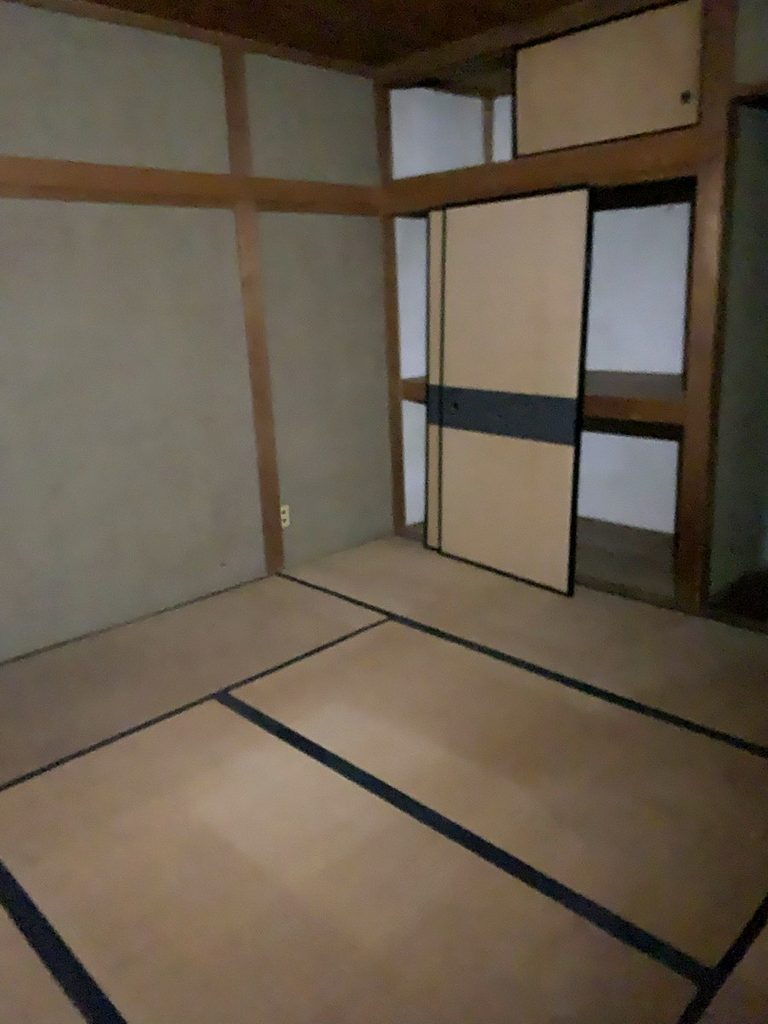 荷物がすべて運び出された和室。畳と押し入れだけが残っている