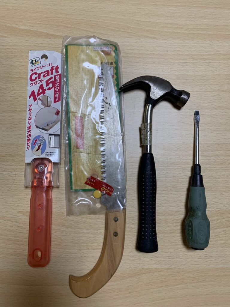 タンスの解体に使ったのこぎりとドライバー