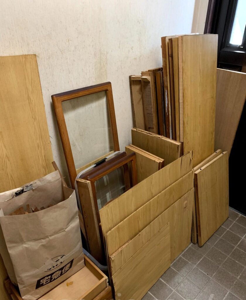 解体して玄関に並べた食器棚の板