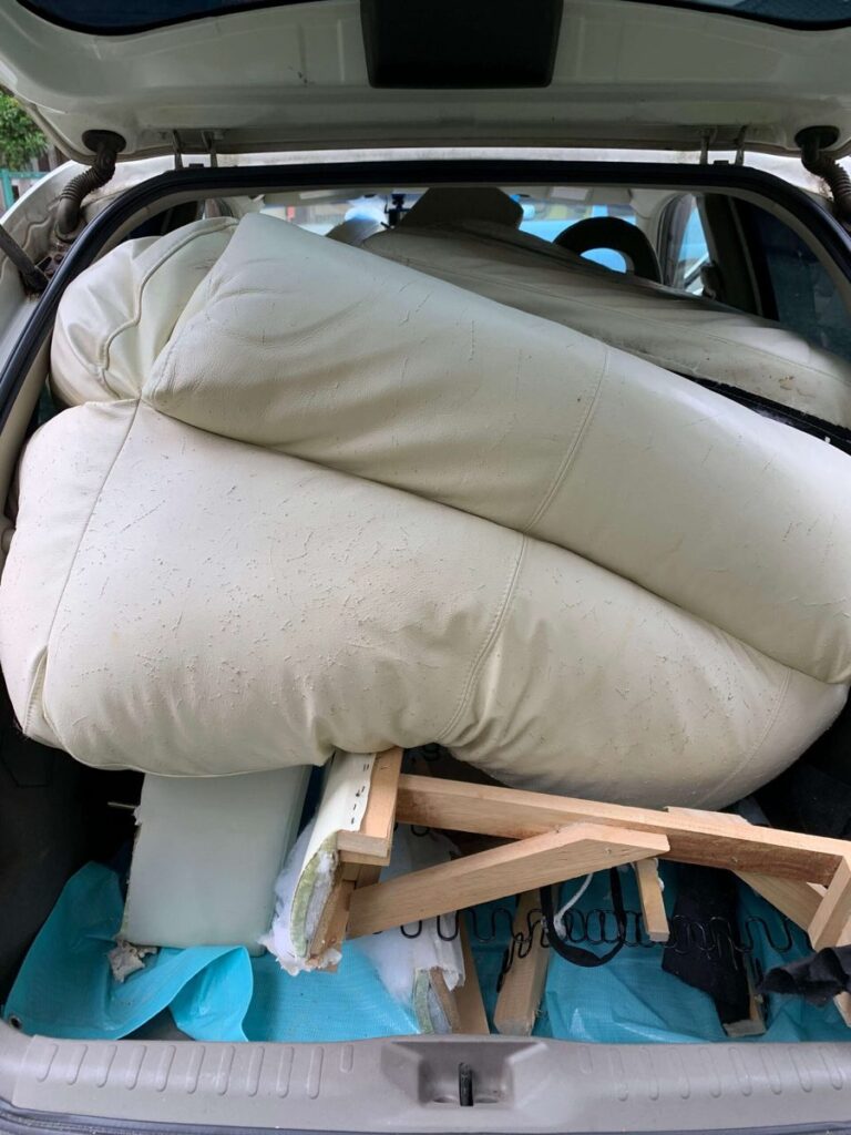 解体したソファーを車に積み込んだところ
